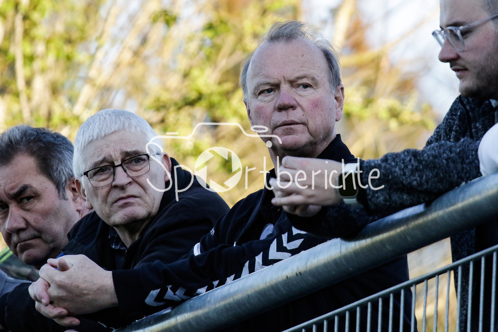 FC Pipinsried - TSV Buchbach | der noch aktuelle FC Pipinsried Praesident Roland KUESPERT auf dem Balkon in Aktion