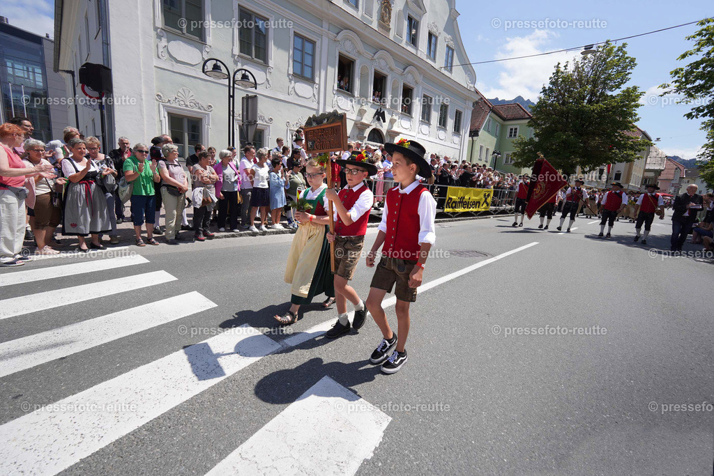 30-GRAEN1-Bundesmusikfest-2023-Juni16-Reutte-DSC01887 | Info aus dem Bezirk Reutte/Ausserfern Tirol sowie eine umfangreiche Bilddatenbank über die gesamte Region: Lechtal, Talkessel Reutte, Tannheimertal, Zwischentoren. Lech, Plansee, Zugspitze, Grenztunnel, B179, Fernpassstraße, Verkehr, Lawinen, Tradition, - Realisiert mit Pictrs.com