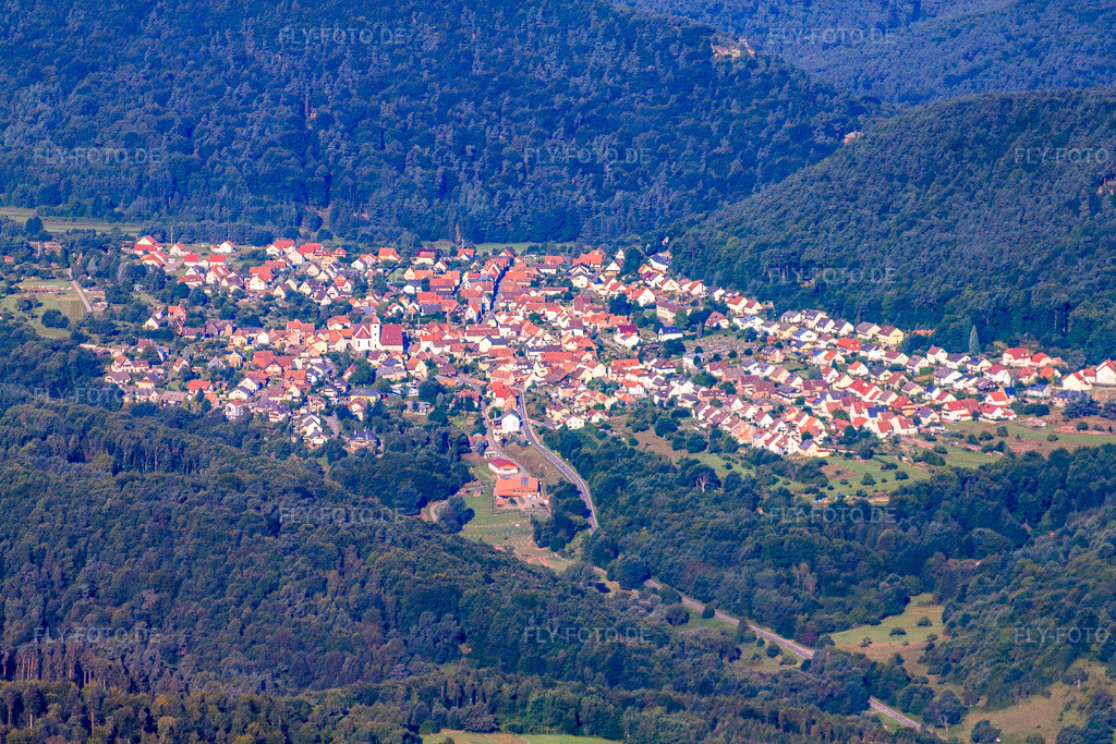 Luftbild: Dorf im Pfälzerwald von Osten in Wernersberg im Bundesland Rheinland-Pfalz in Deutschland. Foto: IMG_30953.jpg vom 07.08.2010 durch Werner Riehm/FLY-FOTO.de