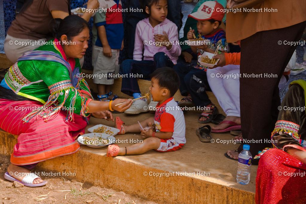 Reisefotografie - Asien - Thailand | Angehörige der thailändischen Bergvolksgruppe der Kharim auf dem Tempelfest am Wat Bandem in Mae Taeng. - Realisiert mit Pictrs.com