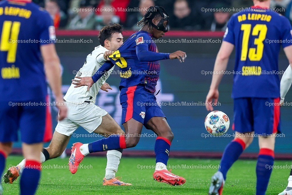 BMG28112501038 | 28.11.2025, Fußball, Borussia Mönchengladbach - RB Leipzig, 1. Fußball Bundesliga, 12.Spieltag, Borussia-Park, Saison 2025 2026: Jens Castrop (Borussia Mönchengladbach #17) im Zweikampf gegen  Yan Diomande (RB Leipzig #49) DFB regulations prohibit any use of photographs as image sequences and or quasi-video.