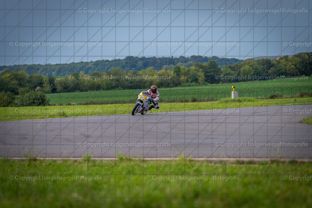 Suzuki RGV 250 | Foto vom 3. Classic Motor Weekend 18. - 20. August 2023 auf dem Flugplatz in Obermehler - Realisiert mit Pictrs.com