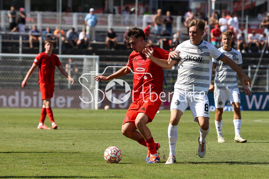 FC Würzburger Kickers - FC Bayern Amateure | Duell Javier FERNANDEZ GONZALEZ (FC Bayern München II #8) und Fabian WESSIG (Würzburger Kickers #8) / Zweikampf / Regionalliga Bayern: FC Würzburger Kickers - FC Bayern München II, AKON Arena am 24.08.2024