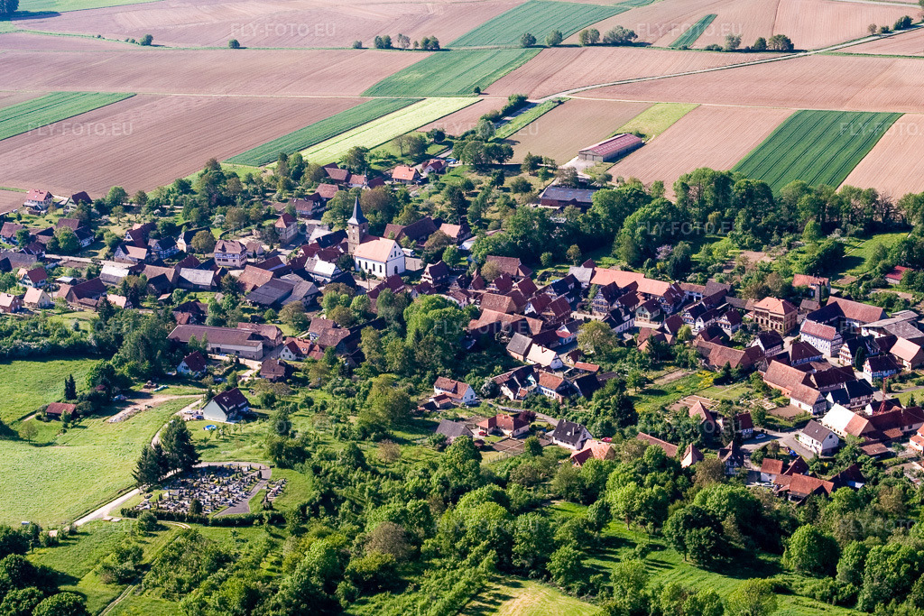 Vue aérienne: Vue du village avec cimetière et église depuis le nord à Drachenbronn-Birlenbach dans le département Bas Rhin, France – .Photo: IMG_10803.jpg prise le 12/05/2008 par Werner Riehm/FLY-FOTO.eu – Résolution de l'original: 3173 x 2116 px