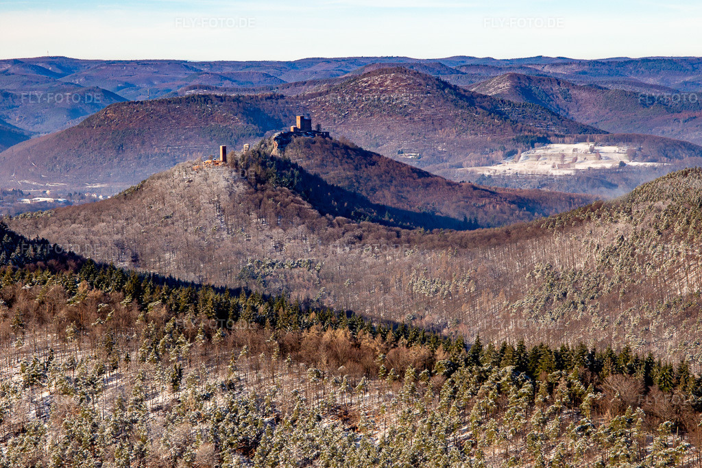 Luftbild: Burg Trifels, Burgruinen Anebos und Scharfenberg aus Südosten im Winter bei Schnee in Leinsweiler im Bundesland Rheinland-Pfalz in Deutschland. Foto: IMG_139829.jpg vom 20.01.2024 durch Werner Riehm/FLY-FOTO.de