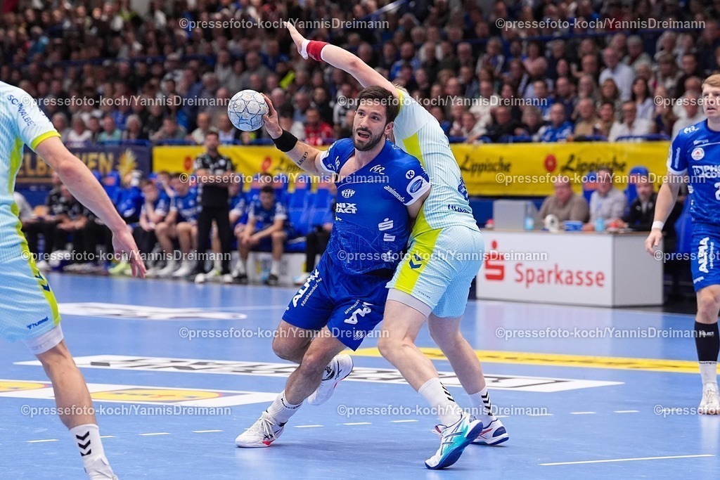 xYDRx05112501030 | 05.11.2025, xydrx, Handball, Achtelfinale DHB Pokal, TBV Lemgo Lippe - VfL Gummersbach, PHOENIX Contact-Arena: Tim Suton (TBV Lemgo Lippe #23) im Zweikampf gegen Ellidi Vidarsson (VfL Gummersbach #4)