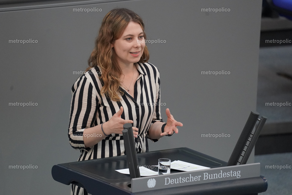 Jamila Schäfer (6) | Metropolico