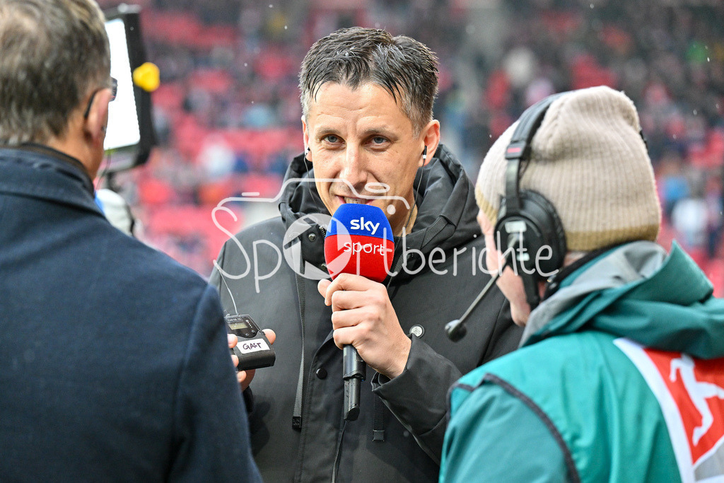 SSV Jahn Regensburg - 1. FC Köln | Im Bild Christian KELLER beim Interview mit SKY vor der Partie in Regensburg / 2. Bundesliga: SSV Jahn Regensburg - 1. FC Koen, Jahnstadion am 08.12.2024