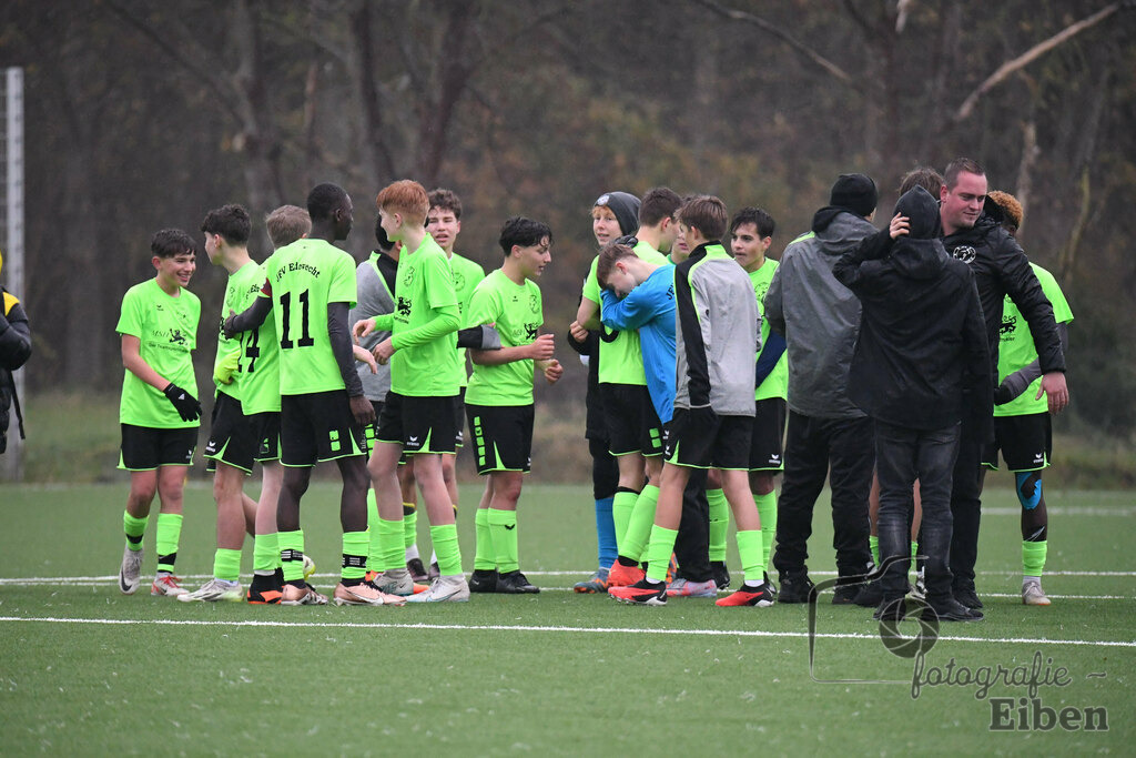 JFV Edewecht-Osnabrücker SC | C-Jugend Landesliga; JFV Edewecht (grün)-Osnabrücker SV (rot) am 18.11.2023; in Edewecht (Sportanlage Göhlenweg), Photo: Philip Eiben 2023 - Realisiert mit Pictrs.com