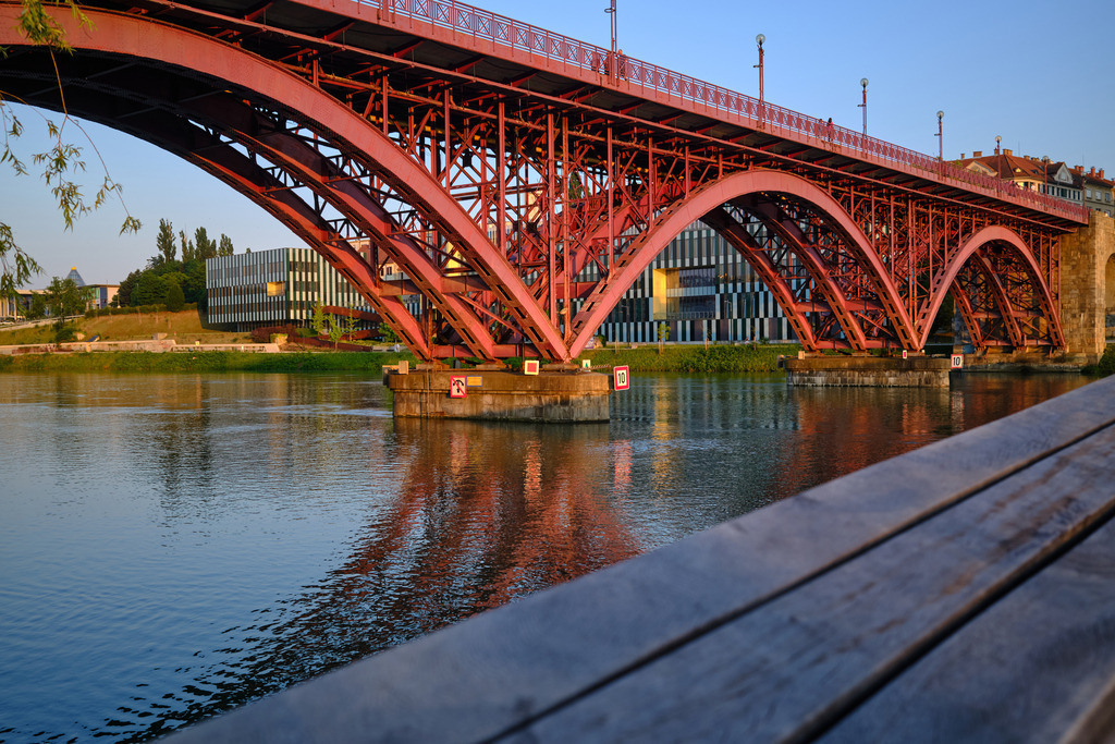 Stari Most über die Drau | Maribor, Slowenien - June 19, 2025: Stari Most über die Drau. - Realisiert mit Pictrs.com