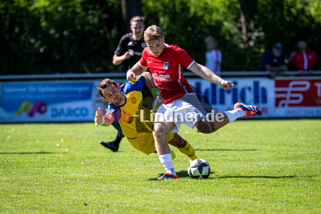 SV Raisting gegen SV Waldeck-Obermenzing München | Fußball Herren Bezirksliga Oberbayern Süd 2025/26 7. Spieltag, SV Raisting gegen SV Waldeck-Obermenzing München, 20250831,Torchance Christoph SEIZINGER (SV Waldeck-Obermenzing München 16), Torwartaktion, 2025-08-31 in Raisting (Raiffeisen Arena Raisting), Christoph SEIZINGER (SV Waldeck-Obermenzing München 16), Urban SCHAIDHAUF (SV Raisting Torwart 1), Copyright: WolfgangxLindner www.foto-lindner.de