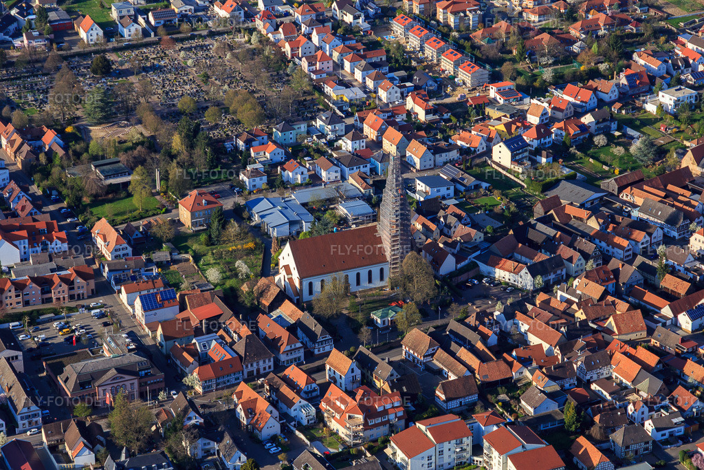 Luftbild: kathol. Kirche St. Maria Himmelfahrt mit eingerüstetem Turm in Herxheim bei Landau im Bundesland Rheinland-Pfalz in Deutschland. Foto: IMG_097914.jpg vom 30.03.2017 durch Werner Riehm/FLY-FOTO.de