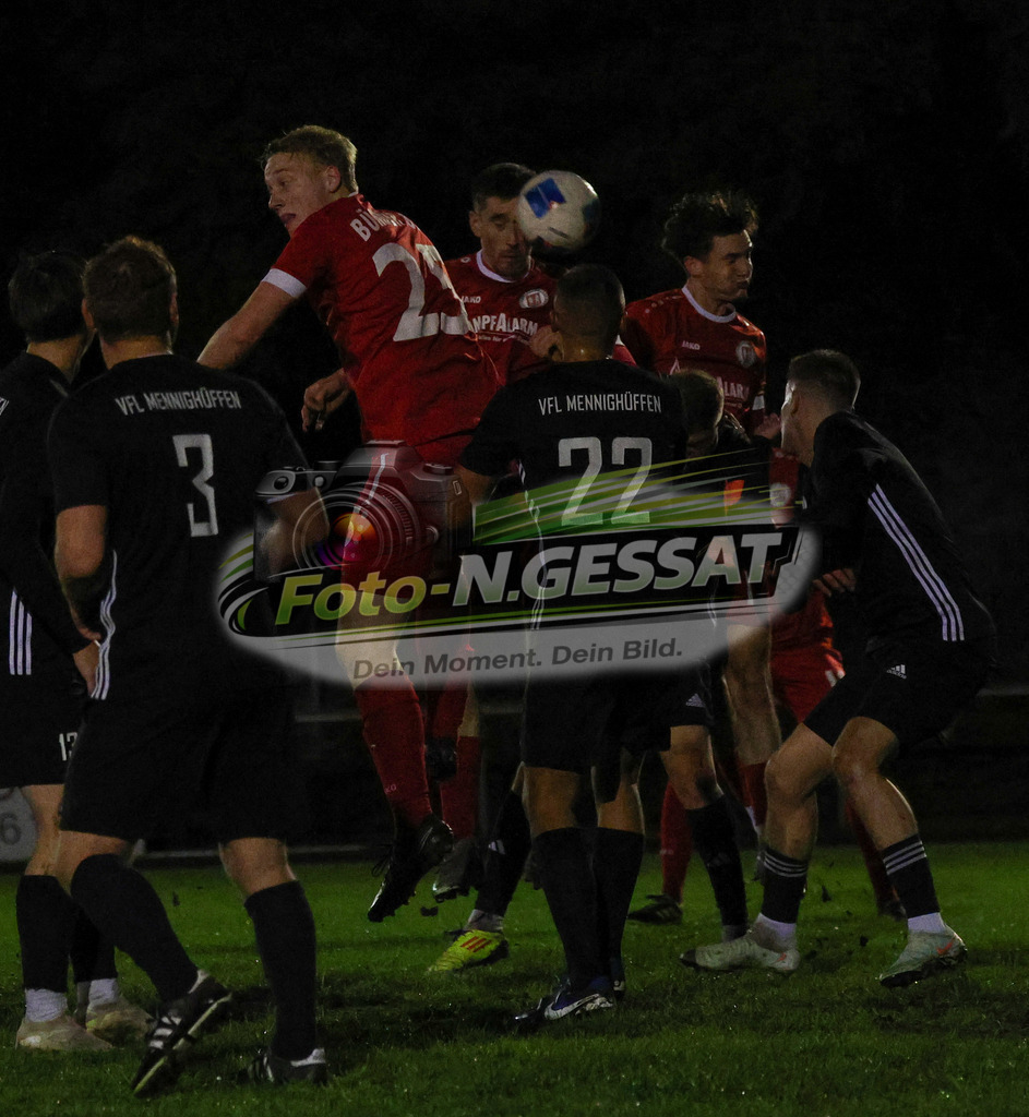 Bünder SV - VfL Mennighüffen | Auf dem Bild zu sehen: rot Bünder SV: Niklas Stuckenholz (kommt zum Kopfball)Bünder SV, VfL Mennighüffen, Saison 26/27, Kreispokal, Viertelfinale, Bünde, Deutschland - Realisiert mit Pictrs.com