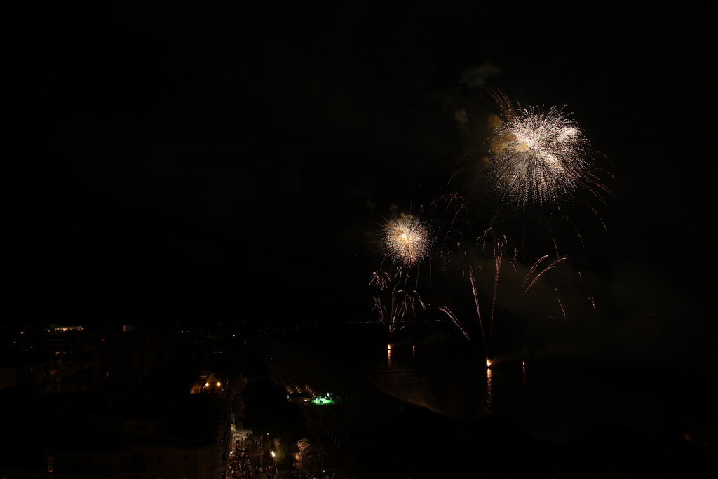 Ferragosto Fireworks in Grado, Italy | GRADO, ITALY, 15.AUG.26 - FIREWORKS - Ferragosto fireworks over the Adriatic Sea in Grado, Italy. Colorful fireworks light up the night sky above the beach, coastline and waterfront during the traditional summer celebration. - Realisiert mit Pictrs.com