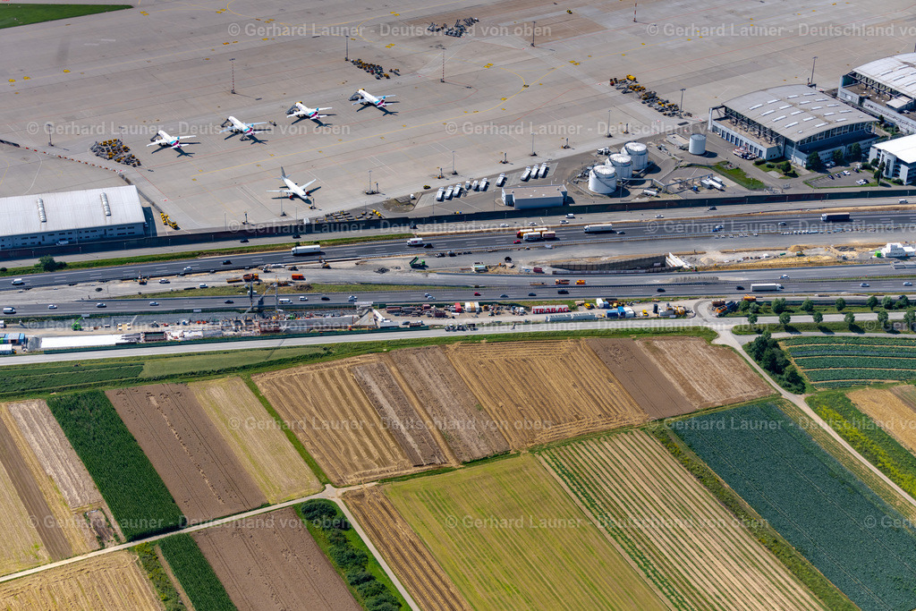 4047188 | STUTTGART 11.08.2021 Baustelle mit Tunnelführungsarbeiten für die Streckenführung und den Verlauf " Flughafentunnel " parallel zum Verlauf der Autobahn BAB A8 im Ortsteil Plieningen in Stuttgart im Bundesland Baden-Württemberg, Deutschland. Weiterführende Informationen bei: CDM Smith Consult GmbH,  GBI Gackstatter Beratende Ingenieure GmbH,  Max Bögl Bauservice GmbH &amp; Co. KG,  Vössing Ingenieurgesellschaft mbH. // Construction site with tunneling work for the route and the "airport tunnel" course parallel to the course of the A8 motorway in the Plieningen district of Stuttgart in the state Baden-Wuerttemberg, Germany. Further information at: CDM Smith Consult GmbH,  GBI Gackstatter Beratende Ingenieure GmbH,  Max Boegl Bauservice GmbH &amp; Co. KG,  Voessing Ingenieurgesellschaft mbH. Foto: Gerhard Launer