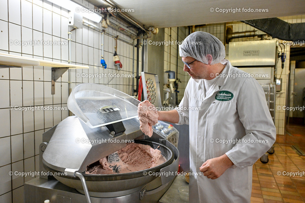 Fleischerei Fischelmaier_ Pabneukirchen_ 03.04.2024-12 | 03.04.2024, Pabneukirchen, AUT, Fleischerei Fischelmaier, im Bild Wurstproduktion, Wurstmaschine