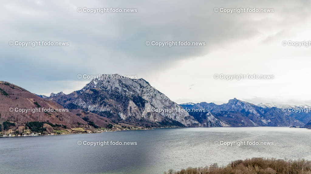 Traunstein_ Traunsee_ Gmunden_ 10.03.2024-7 | 10.03.2024, Gmunden, AUT, Traunstein, im Bild Traunstein, Traunsee, Gmunden, Berg, Berge, See, Tourismus, Bergsteigen, Huette, Segeln, Boote, Landschaft, Drohne, Luftbild