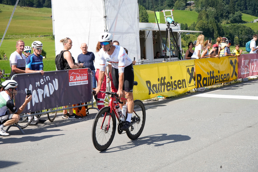 782_20230817_Bewerb_Maenner_Muehlanger | AUT - OESTERREICH, 2023-08-16: SPORT RENNRAD-FAHREN - 55. INTERNATIONALER RADWELTPOKAL IN ST. JOHANN IN TIROL  - Vintage-Radrennen mit WM-Bronze-Medaillen-Siegerin Christina Schweinberger, den Teilnehmer und Alexander Baumann (vom Orginastions-Team) - TAG 2 BEWERB MAENNER IN SECHS GRUPPEN  ; Foto: Roland Muehlanger