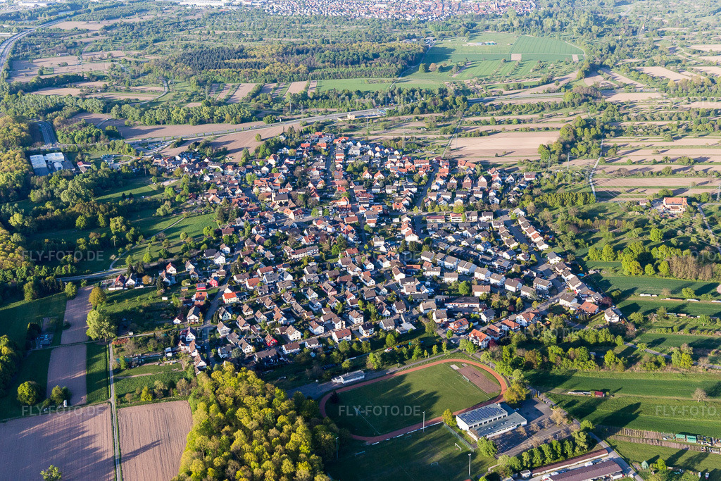 Luftbild: Ortsansicht der Straßen und Häuser der Wohngebiete im Ortsteil Rauental in Rastatt im Bundesland Baden-Württemberg in Deutschland. Foto: IMG_099212.jpg vom 23.04.2017 durch Werner Riehm/FLY-FOTO.de