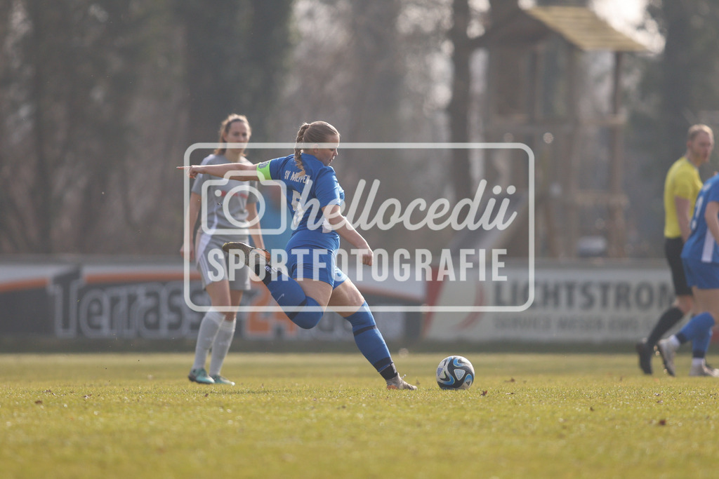 Fußball I Frauen I Saison 2025-2026 I Oberliga Niedersachsen I 15. Spieltag I SV Meppen 1912 e.v. U20 2 - BW Hollage -4 | Jule Pollmann (5, SV Meppen 1912 e.v.) schießt auf das Tor. - Realisiert mit Pictrs.com