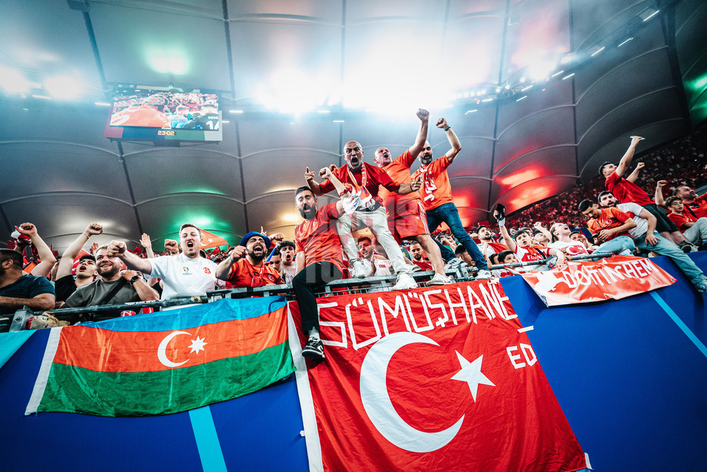 Fußball | Herren | UEFA-Fußball-Europameisterschaft 2024 | Gruppe F | Tschechien vs. Türkei | 26.06.2024 | Fans der Türkei feiern den Sieg