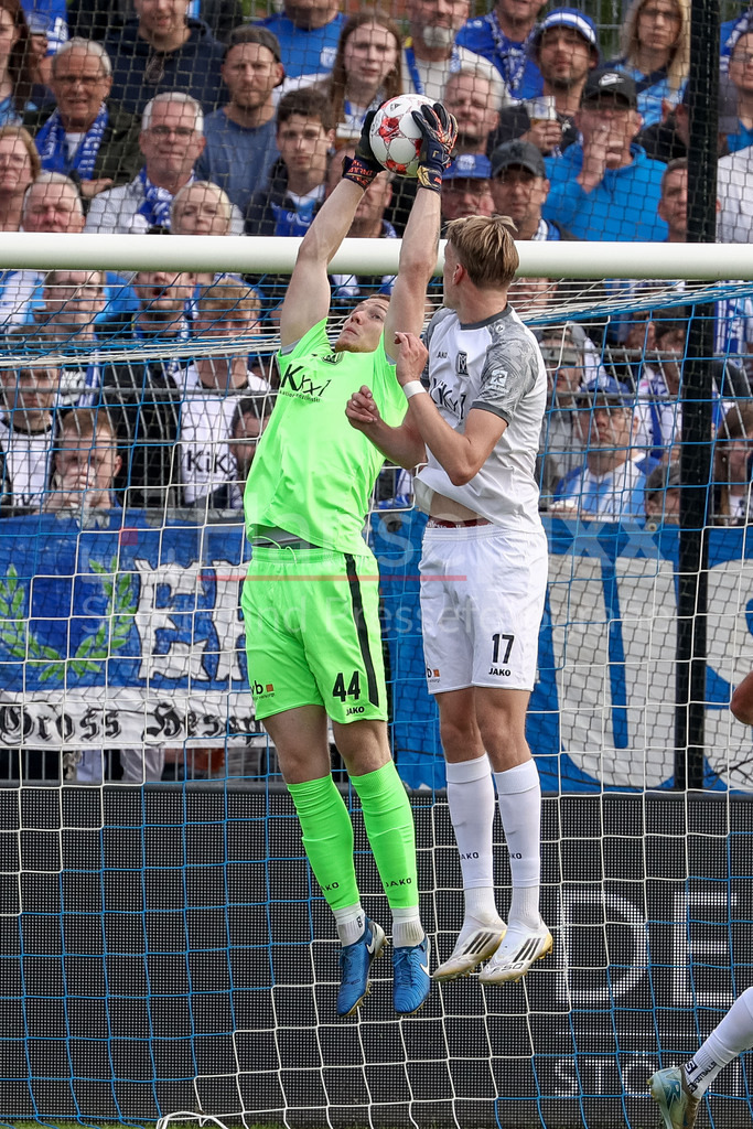 Fussball, Regionalliga Nord, BSV Kickers Emden - SV Meppen | v.li.: Julius Pünt (Torhüter, Torwart, SV Meppen, 44) und Mika Stuhlmacher (SV Meppen, 17) springen zum Ball