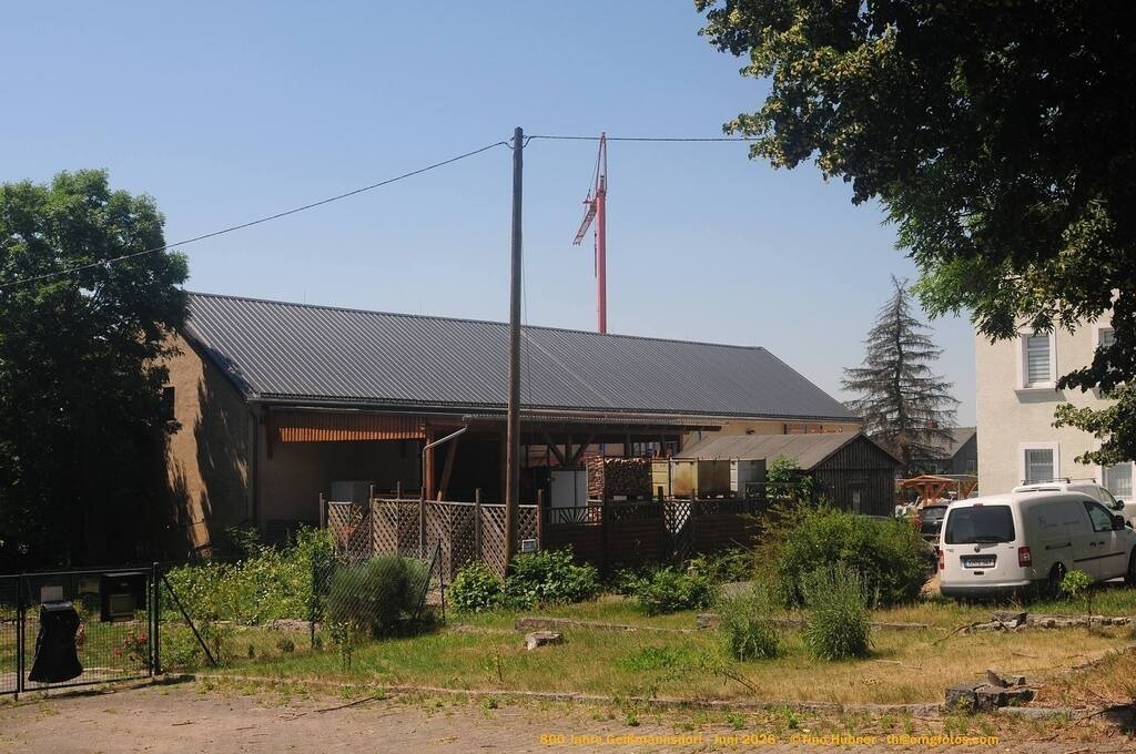 Geißmannsdorf-2026-Ortsbilder-299 | Geißmannsdorf bei Bischofswerda im Sommer 2026. Ein fotografischer Streifzug durch das Dorf Geißmannsdorf, mit Gebäuden, Straßen, Strohpuppen und geschmückten Vorgärten und Grundstücken anlässlich der 800-Jahr-Feier von Geißmannsdorf im Juni 2026 - Realisiert mit Pictrs.com