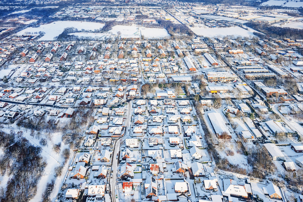 Stade_Ottenbeck_Winter_Schnee_ELS_2690050126 | STADE 05.01.2026 Winterlich schneebedeckte Stadtteil Ottenbeck im Stadtgebiet in Stade im Bundesland Niedersachsen, Deutschland. // Winterly snow-covered district of Ottenbeck in the urban area in Stade in the state Lower Saxony, Germany. Foto: Martin Elsen