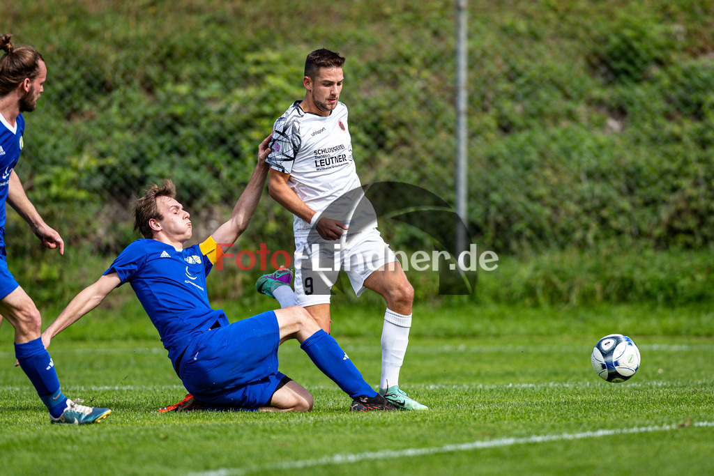SV Unterhausen gegen SG SV Eberfing/SV Söchering | Fußball A-Klasse Herren Oberbayern Zugspitze Gruppe 5 8. Spieltag, SV Unterhausen gegen SG SV Eberfing/SV Söchering, 20240922,Kapitän Dominik EHRENBERG (SG SV Eberfing/SV Söchering 8) rettet,2024-09-22 in Unterhausen (Sportplatz Unterhausen), Julian BITTNER (SV Unterhausen 9), Dominik EHRENBERG (SG SV Eberfing/SV Söchering 8)Copyright: WolfgangxLindner www.foto-lindner.de / shop.foto-lindner.de