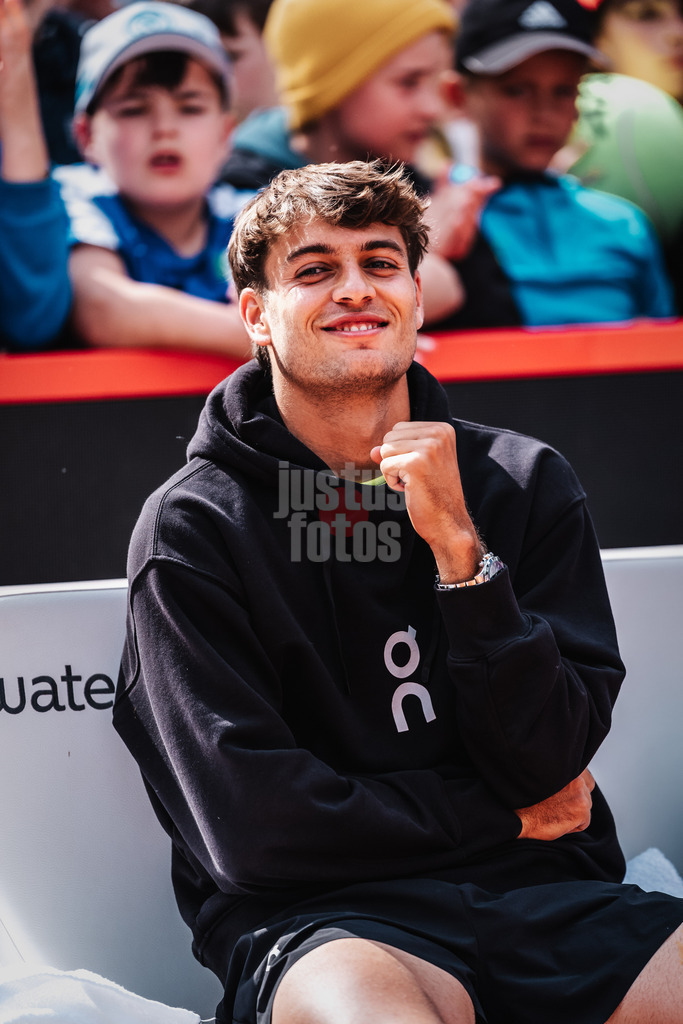 Tennis | Männer | bitpanda Hamburg Open Finale | ATP 500 | Andrei Andrejewitsch Rubljow (RUS) vs. Flavio Cobolli (ITA) | 24.05.2025 | Flavio Cobolli wartet auf der Bank, bis er für die Siegerehrung aufgerufen wird, freut sich und ballt die Faust