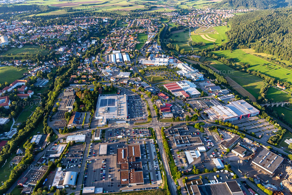 Luftbild: Industrie- und Gewerbegebiet Tuttlinger Straße im Ortsteil Bühlingen in Rottweil im Bundesland Baden-Württemberg in Deutschland. Foto: IMG_128725.jpg vom 27.08.2021 durch Werner Riehm/FLY-FOTO.de