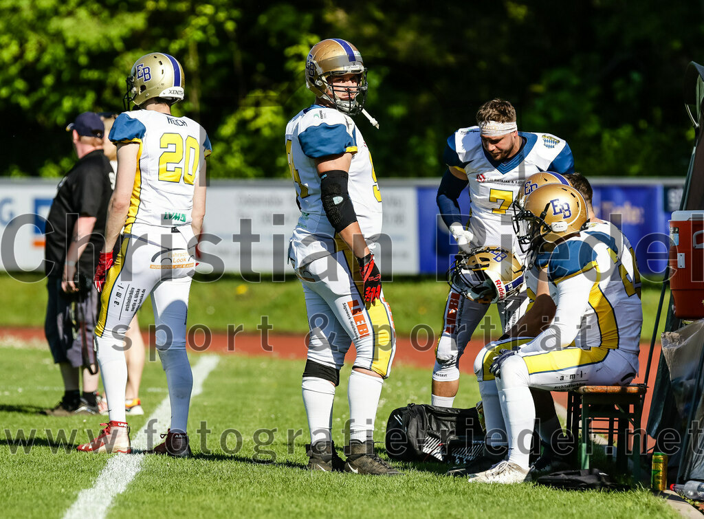 2022-05-14_054_Erding_Bulls_gegen_Munich_Cowboys_2 | Erding, Deutschland, 14.05.2022:
Fußball, Regionalliga 2022, 3. Spieltag, Erding Bulls gegen Munich Cowboys 2, Endergebnis: 20:30

Tobias Reich (Erding Bulls, #20), Lukas Schattner (Erding Bulls, #7)

Foto: Christian Riedel / fotografie-riedel.net