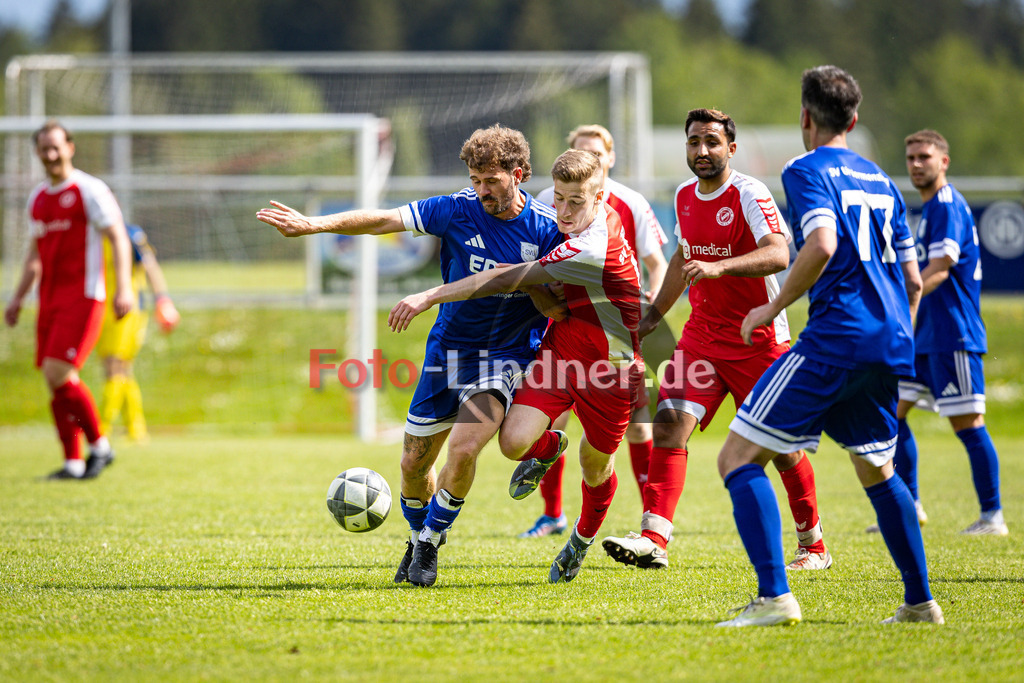 SV Raisting gegen SV Untermenzing | Fußball Herren Bezirksliga Oberbayern 2025/26 29. Spieltag, SV Raisting gegen SV Untermenzing, 20260510,Zweikampf,2026-05-10 in 82399 Raisting (Raiffeisen Arena Raisting, Wielenbacher Str. 52), Julian HEIGL (SV Untermenzing 22), Lukas MATZ (SV Raisting 16)Copyright: WolfgangxLindner www.foto-lindner.de