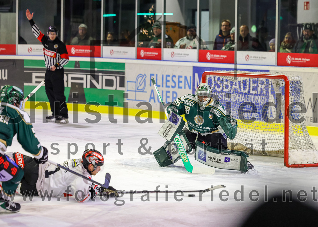 2025-12-14_050_TSV_Erding_gegen_ECDC_Memmingen_Indians | Erding, Deutschland, 14.12.2025:Eishockey, Oberliga Süd 2025 / 2026, 26. Spieltag, TSV Erding gegen ECDC Memmingen Indians, Endergebnis: 1:2Paul Pfenninger (Erding Gladiators, #58), Edgars Homjakovs (ECDC Memmingen Indians, #71), Torwart Leon Meder (Erding Gladiators, #39)Foto: Christian Riedel / fotografie-riedel.net
