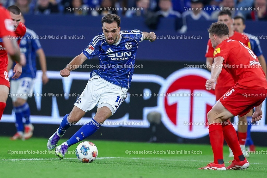 S0413092501129 | 13.09.2025, Fußball, FC Schalke 04 - Holstein Kiel, 5.Spieltag, 2. Fußball Bundesliga, Veltins-Arena Gelsenkirchen, Saison 2025 2026: Kenan Karaman  (Schalke04 #19) DFB regulations prohibit any use of photographs as image sequences and or quasi-video.