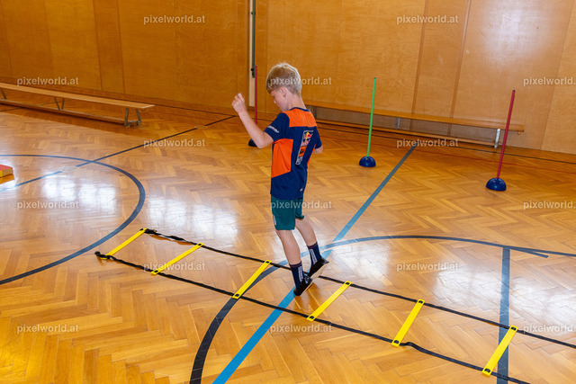 Sport in der Volksschule mit Sabrina Wrann | Bildershop von pixelworld.at - Realisiert mit Pictrs.com