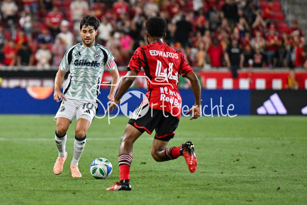 New York Red Bulls - New England Revolution | im duell Carles GIL (New England 10) und Raheem EDWARDS (New York 44) / Zweikampf / Major League Soccer: New York Red Bulls - New England Revolution, Red Bull Arena am 16.07.2025