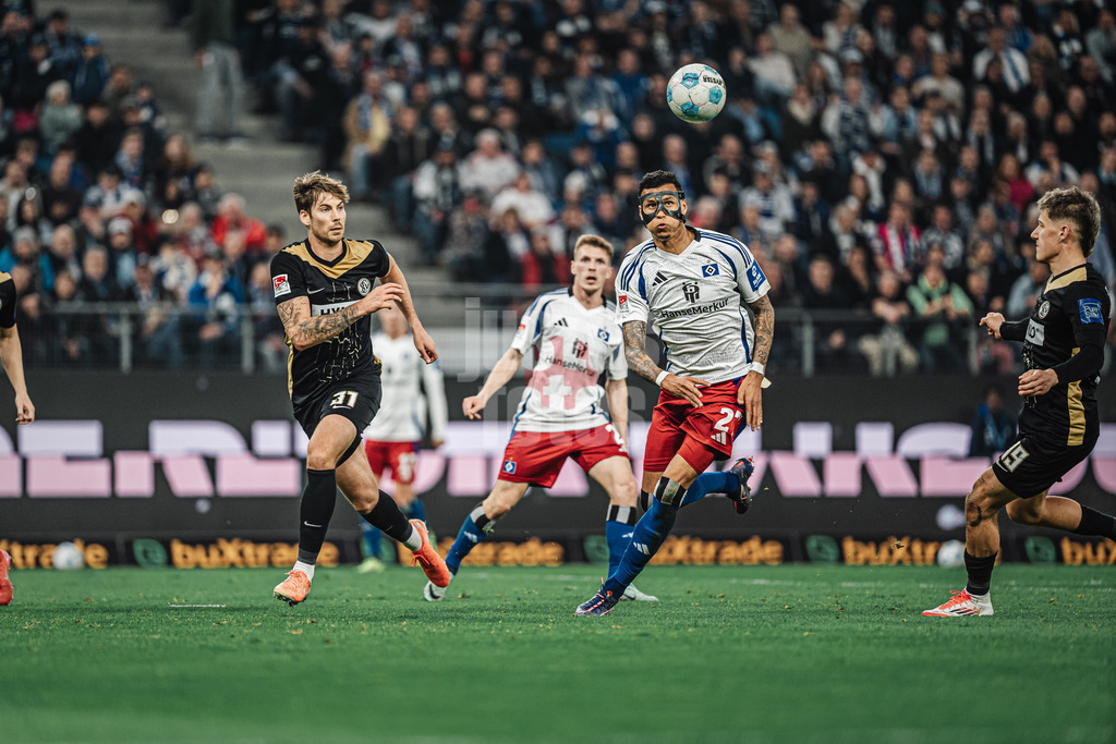 Fußball | Männer | Saison 2024/2025 | 2. Fußball-Bundesliga | 27. Spieltag | Hamburger SV vs. SV 07 Elversberg | 28.03.2025 | v.l. Maximilian Rohr (#31, SV 07 Elversberg) und Davie Selke (#27, HSV)
