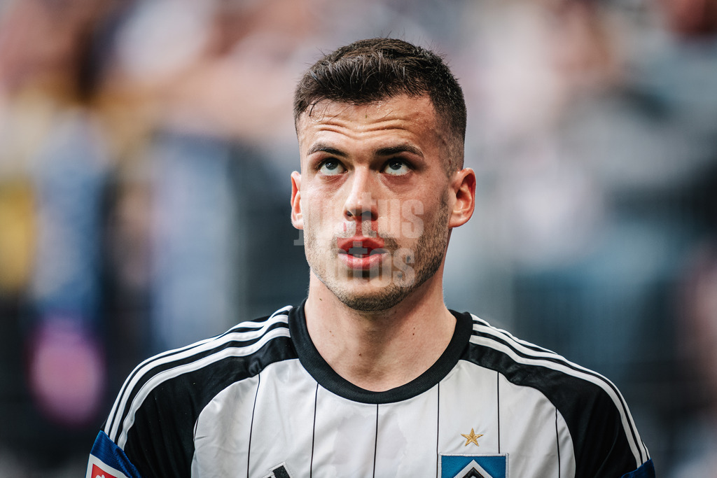 Fußball | Männer | Saison 2023/2024 | 2. Fußball-Bundesliga | 28. Spieltag | Hamburger SV vs. 1. FC Kaiserslautern | 06.04.2024 | Laszlo Benes (#8, HSV) holt tief Luft vor dem Eckball