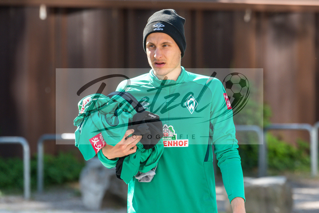 TRASVW20200521_0072 | Fussball, Herren: Maximilian Eggestein (Werder Bremen) schaut bei der Ankunft am wohninvest Weserstadion am 21.05.2020 in Bremen, Deutschland. - Realisiert mit Pictrs.com