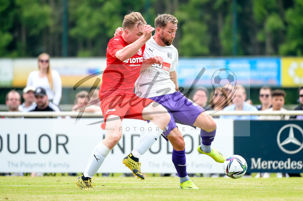 BSBOSN_20210626_0055 | Fussball, Herren: Leonard Hedemann (TuS Bersenbrueck) und Marc Heider (VfL Osnabrueck) im Zweikampf beim Testspiel zwischen TuS Bersenbrueck und VfL Osnabrueck im Hasestadion am 26.06.2021 in Bersenbrueck, Deutschland. - Realisiert mit Pictrs.com