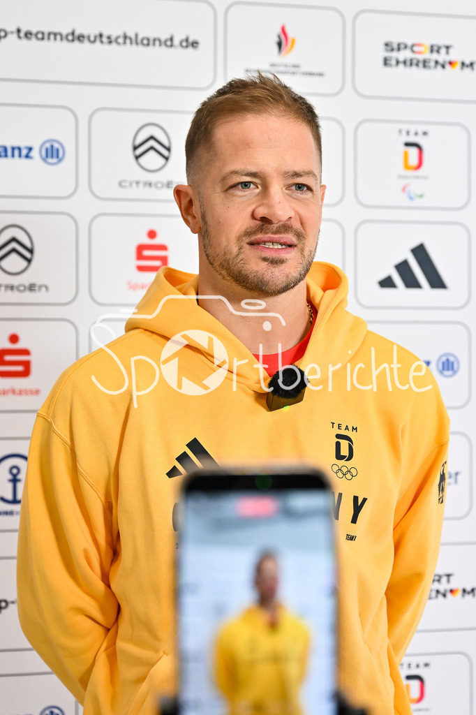 Einkleidung Team D Milano Cortina 2026 | Munich, GERMANY - 12. JANUARY: Moritz Müller (Eiskockeyspieler Kölner Haie) gibt ein Interview bei der Einkleidung des Teams D am 12.01.2026 in der MTC world of fashion in München