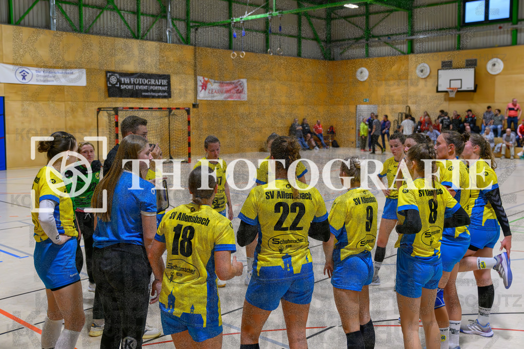 GER, SG Maulburg/Steinen - SV Allensbach 2, Handball, Suedbadenliga, 2. Spieltag, Saison 2023/2024, 14.10.2023 | Das Team in einer kurzen Pause bei einer Besprechung.

GER, SG Maulburg/Steinen - SV Allensbach 2, Handball, Suedbadenliga, 2. Spieltag, Saison 2023/2024, 14.10.2023

Foto: TH Fotografie/Thomas Hess