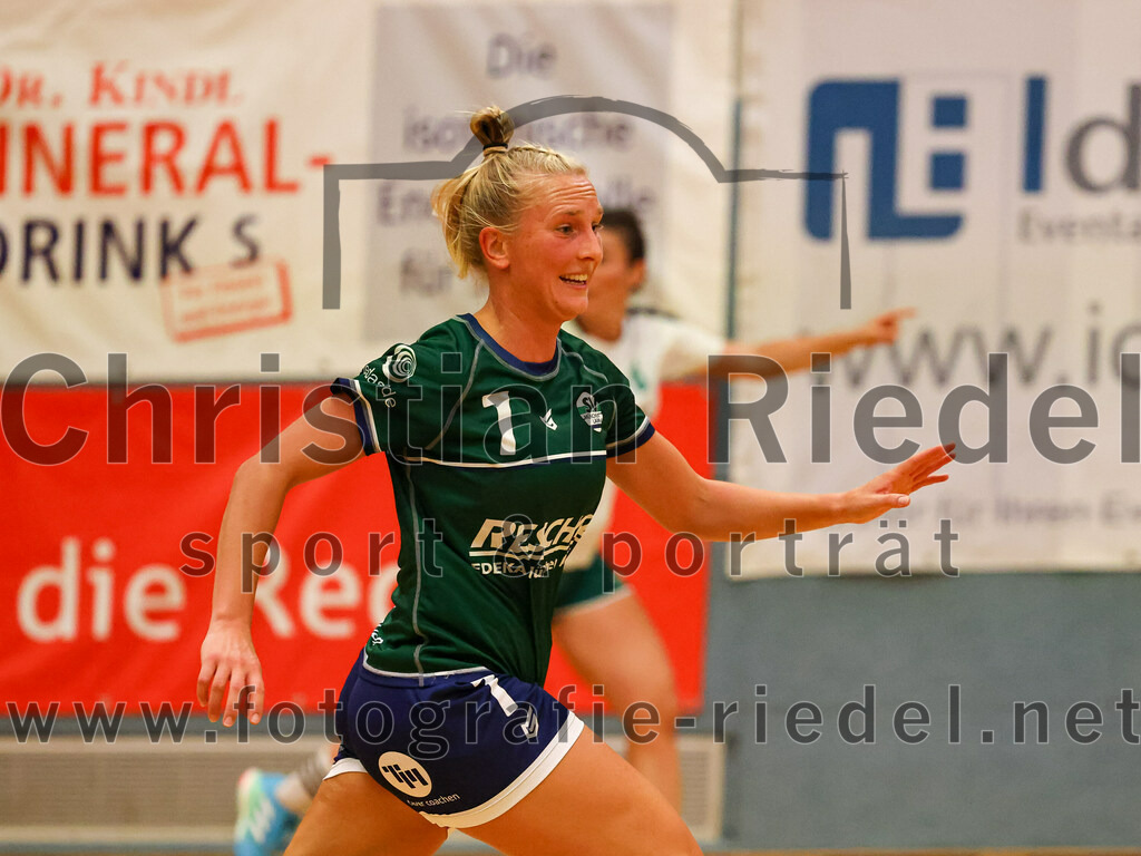 2023-09-16_073_TSV_Vaterstetten_gegen_SV_Muenchen_Laim | Baldham, Deutschland, 16.09.2023:
Handball, Bayernliga Frauen Staffel Süd 2023 / 2024, 1. Spieltag, TSV Vaterstetten gegen SV München Laim, Endergebnis: 23:34

Sophie Heringer (SV München Laim, #7)

Foto: Christian Riedel / fotografie-riedel.net