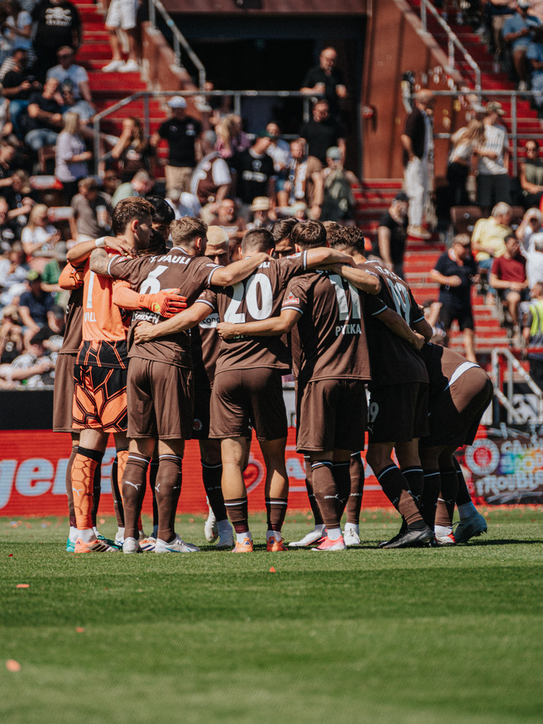 FCSP_YD-03536 | Der offizielle Shop für FC St. Pauli Fotos. Wähle aus Spielszenen & Fanmomenten dein FCSP Wunschformat. Wir liefern Millerntor-Atmosphäre.
