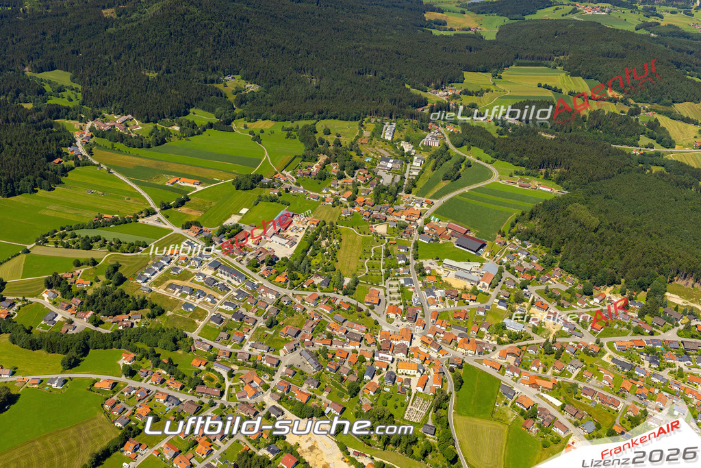 Aktuelles Luftbild von  Bischofsmais - Die Luftaufnahme wurde 2022 mittels UL-Flugzeug erstellt ( keine Drohne ) - hochauflösende Kamera-Systeme von  Canon -Beste Qualität - Für grossformatige Ausdrucke geeignet. Die Geschenkidee !