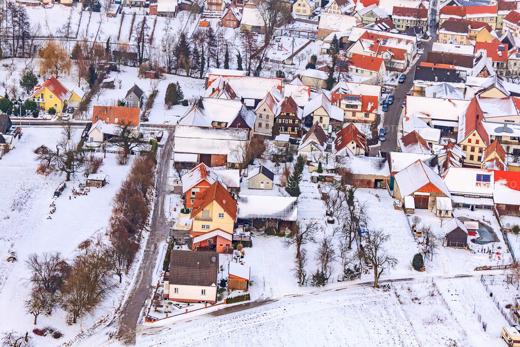 Luftbild: Friedhofstraße bei Schnee in Dierbach im Bundesland Rheinland-Pfalz in Deutschland. Foto: IMG_23671.jpg vom 16.01.2010 durch Werner Riehm/FLY-FOTO.de