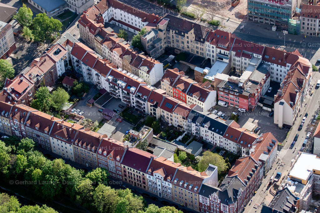 4025865 | ERFURT 06.05.2020 Wohngebiet einer Mehrfamilienhaussiedlung mit Blick auf das Hotelgebäude der "Pension Neuerbe" am Neuerbe im Ortsteil Altstadt in Erfurt im Bundesland Thüringen, Deutschland. Weiterführende Informationen bei: Pension Neuerbe. // Residential area of a multi-family house settlement on Neuerbe in the district Altstadt in Erfurt in the state Thuringia, Germany. Further information at: Pension Neuerbe. Foto: Gerhard Launer