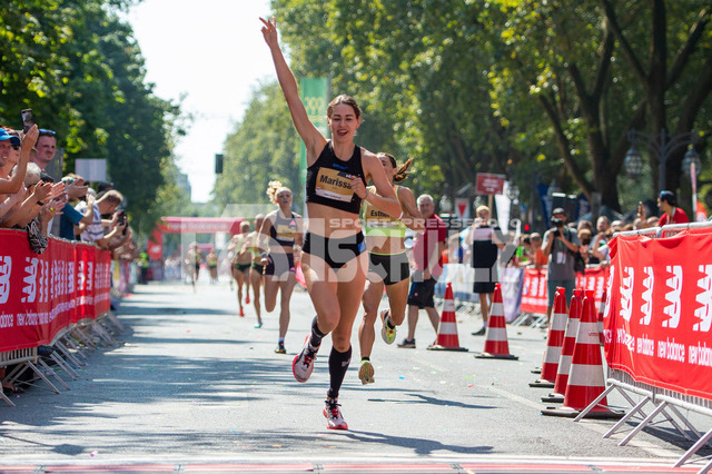 20240901_NSZ_4346 | Jubel bei der Siegerin Marissa DaminkDEU, Düsseldorf, 01.09.2024 Kö-Meile  - Realisiert mit Pictrs.com