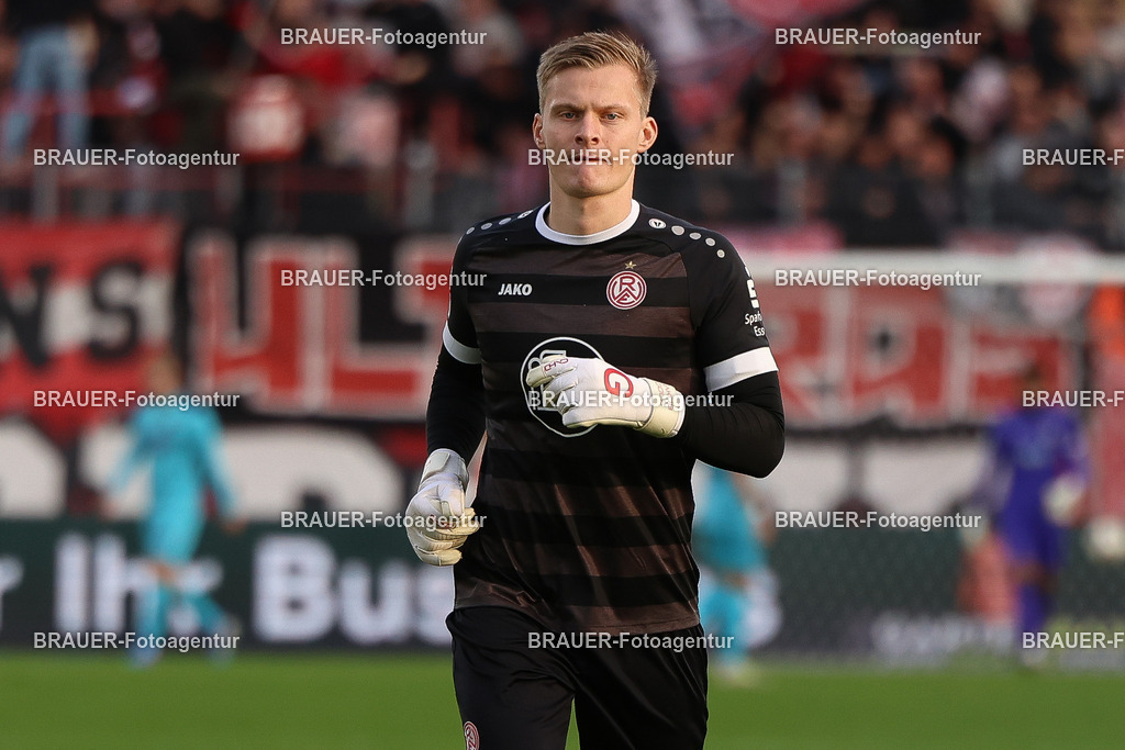 Rot-Weiss Essen - Viktoria Köln - 3.Liga | Essen, Deutschland, 18.10.2025 Jakob Golz  (Rot-Weiss Essen) schaut  während des 3.Liga Spiels zwischen Rot-Weiss Essen- Viktoria Köln im Stadion an der Hafenstraße am 01.08.2025 in Essen. (Foto von Timo Bluhmki-Schmidt/ Brauer Fotoagentur